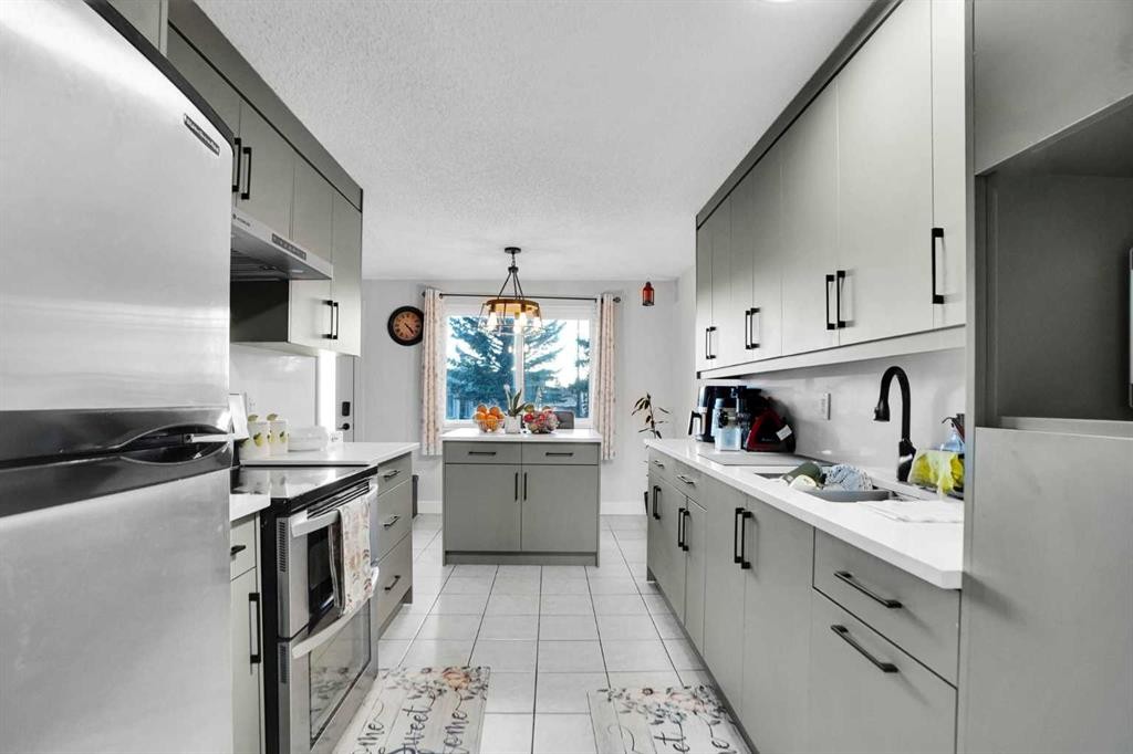 88 Abingdon Crescent Ne, Calgary, AB - Indoor Photo Showing Kitchen