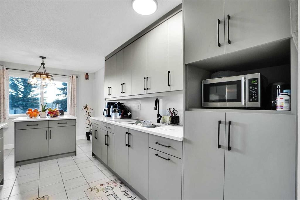 88 Abingdon Crescent Ne, Calgary, AB - Indoor Photo Showing Kitchen