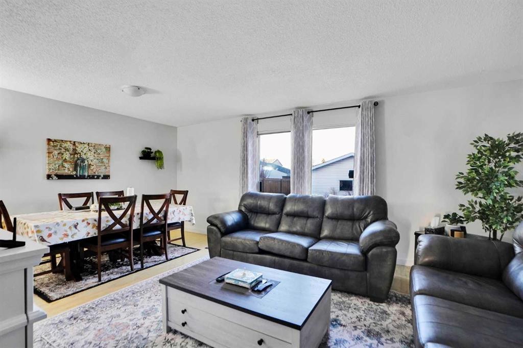 88 Abingdon Crescent Ne, Calgary, AB - Indoor Photo Showing Living Room