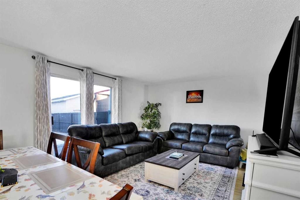 88 Abingdon Crescent Ne, Calgary, AB - Indoor Photo Showing Living Room