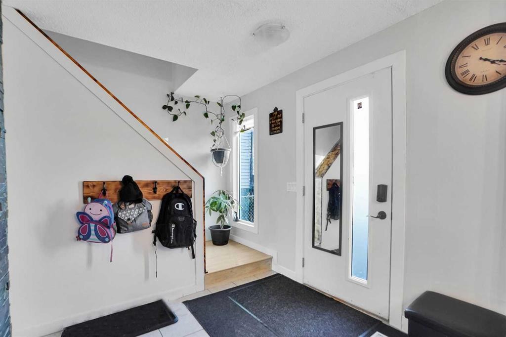 88 Abingdon Crescent Ne, Calgary, AB - Indoor Photo Showing Other Room