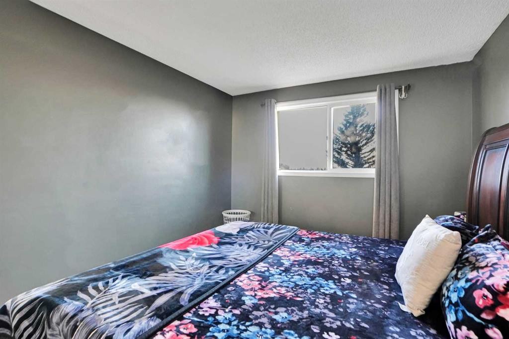 88 Abingdon Crescent Ne, Calgary, AB - Indoor Photo Showing Bedroom
