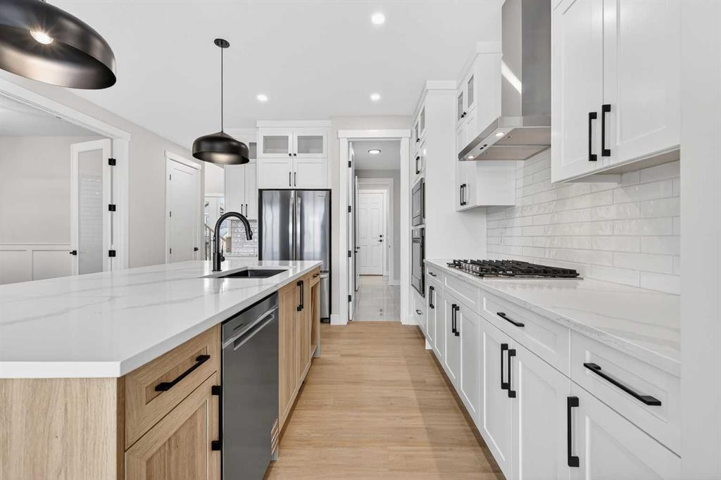180 Wildrose Drive, Strathmore, AB - Indoor Photo Showing Kitchen With Upgraded Kitchen