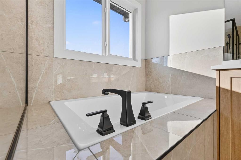 180 Wildrose Drive, Strathmore, AB - Indoor Photo Showing Bathroom