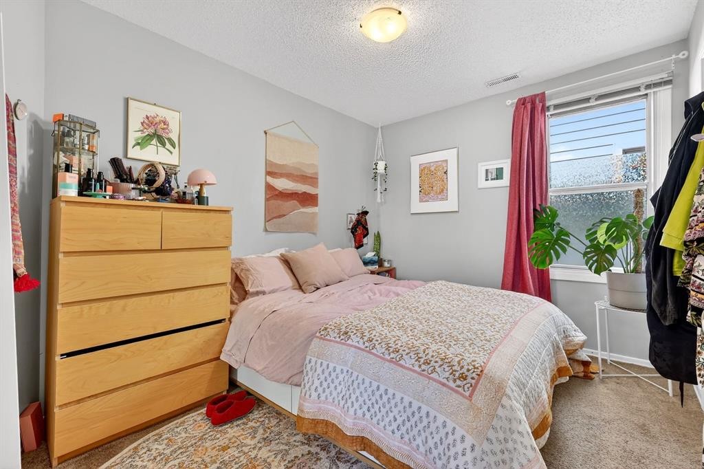 1004 20 Avenue Se, Calgary, AB - Indoor Photo Showing Bedroom