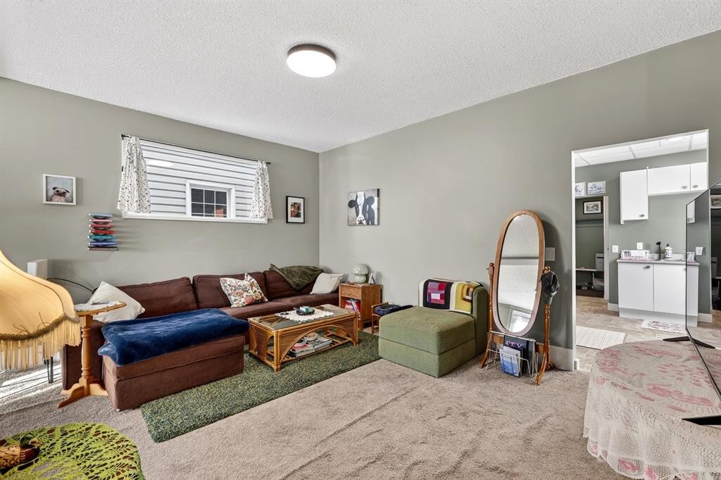 1004 20 Avenue Se, Calgary, AB - Indoor Photo Showing Living Room