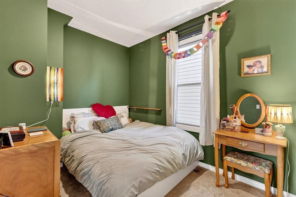 1004 20 Avenue Se, Calgary, AB - Indoor Photo Showing Bedroom