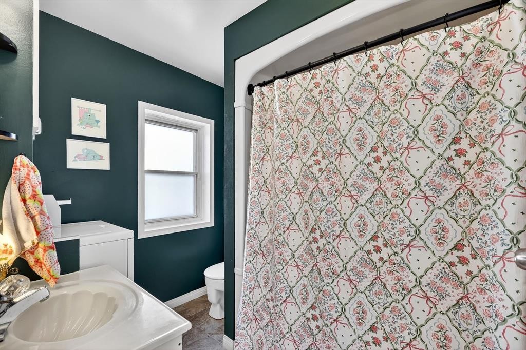 1004 20 Avenue Se, Calgary, AB - Indoor Photo Showing Bathroom