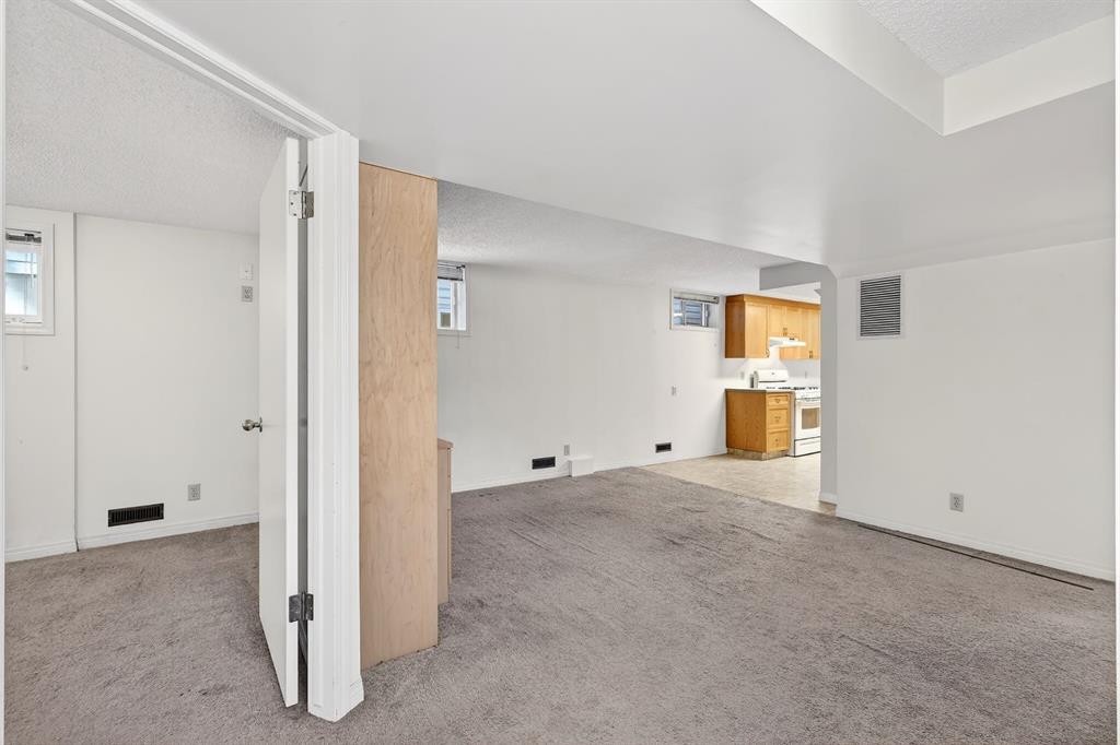 1004 20 Avenue Se, Calgary, AB - Indoor Photo Showing Other Room