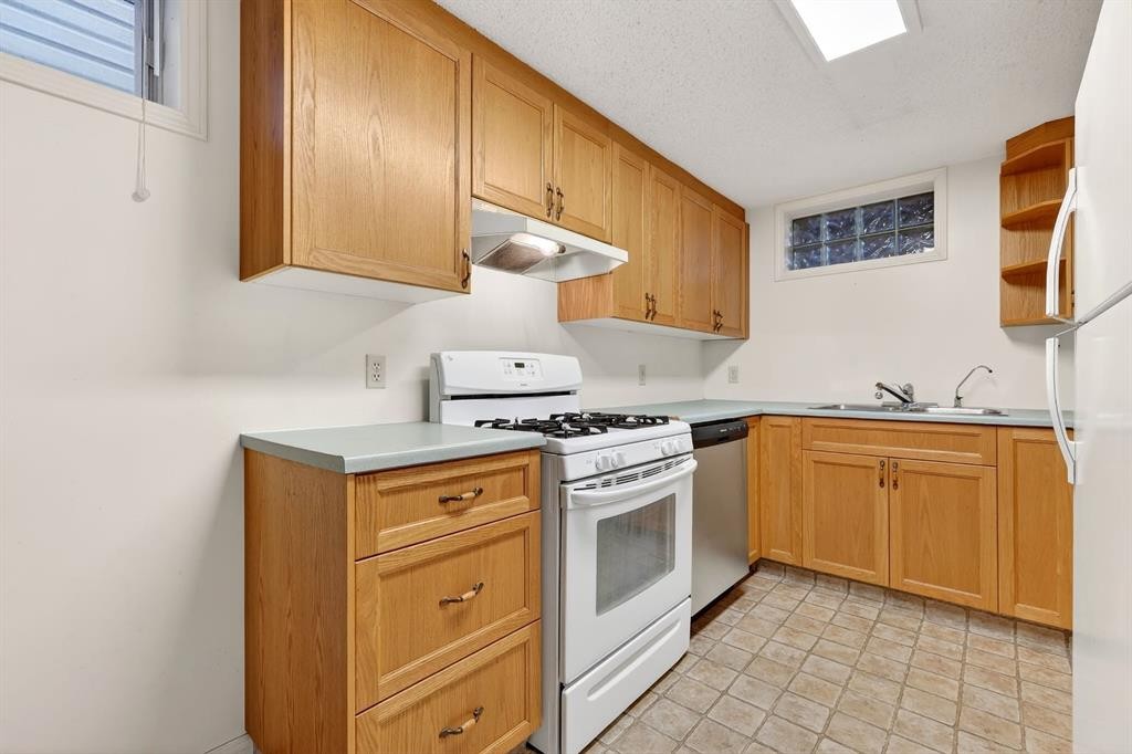 1004 20 Avenue Se, Calgary, AB - Indoor Photo Showing Kitchen