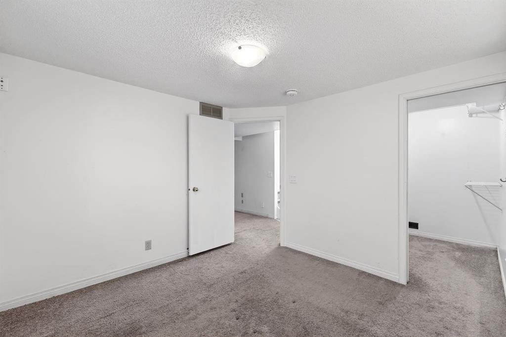 1004 20 Avenue Se, Calgary, AB - Indoor Photo Showing Other Room
