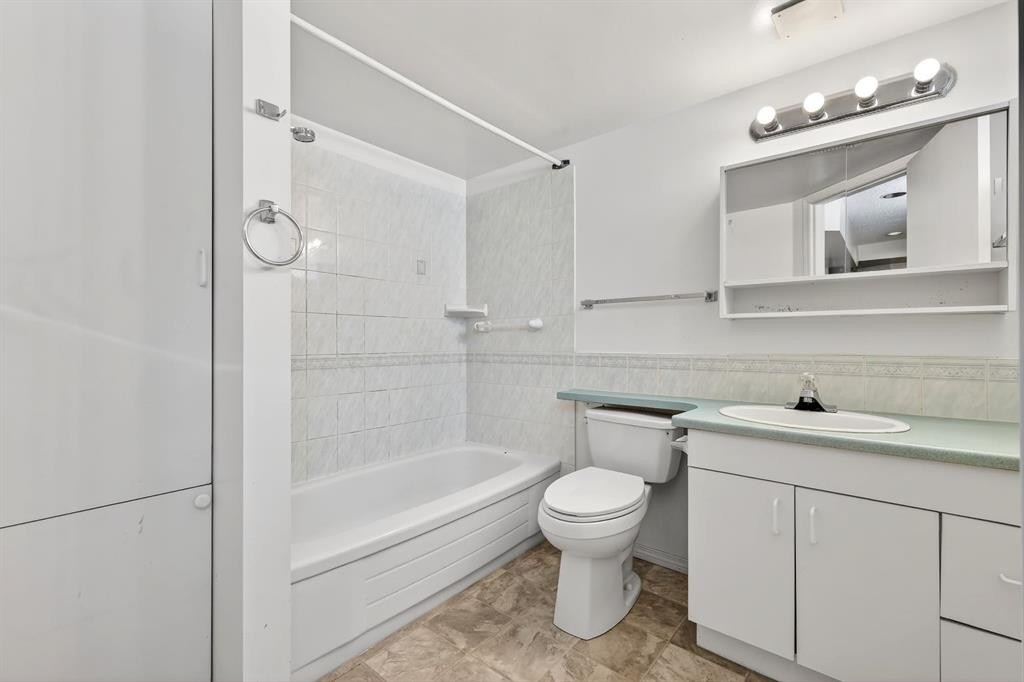 1004 20 Avenue Se, Calgary, AB - Indoor Photo Showing Bathroom
