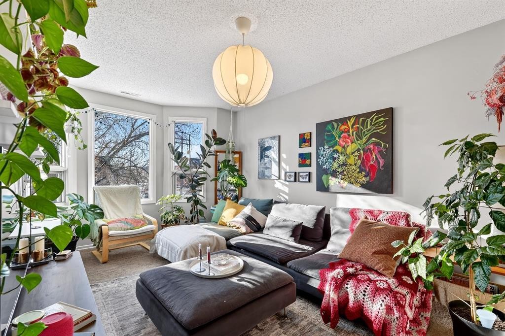 1004 20 Avenue Se, Calgary, AB - Indoor Photo Showing Living Room