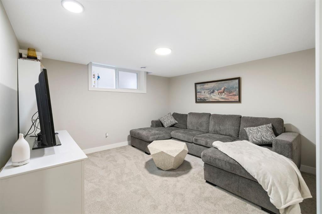 8 Emberside Glen, Cochrane, AB - Indoor