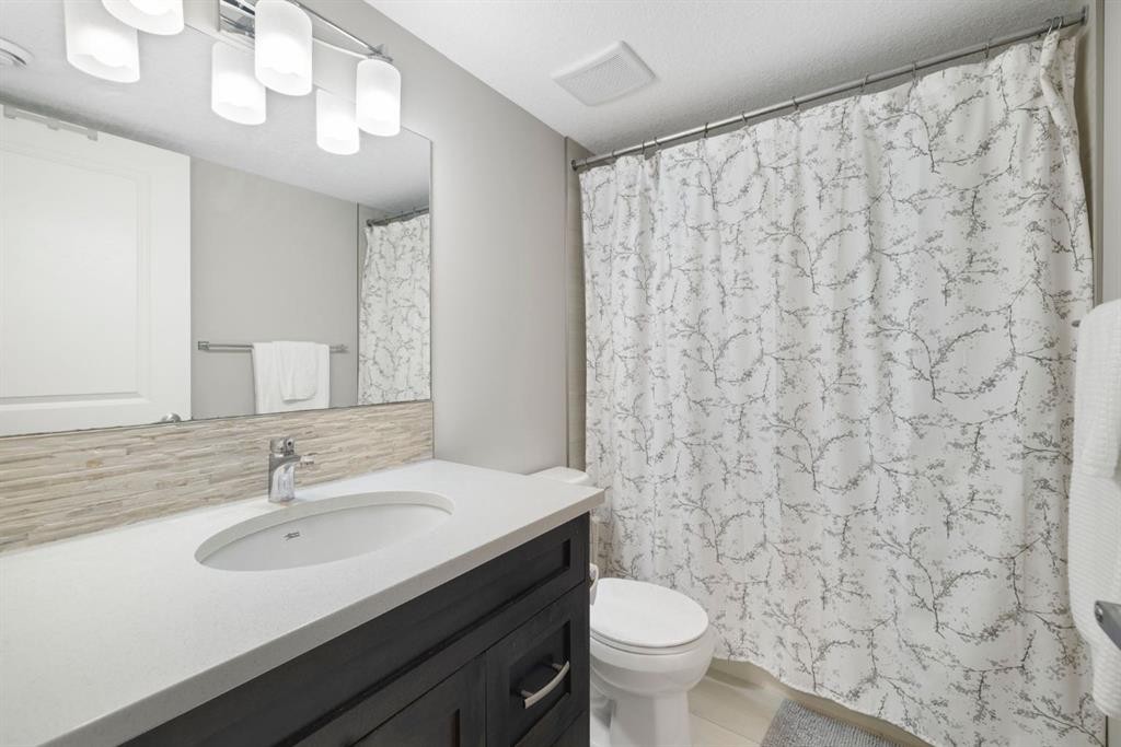8 Emberside Glen, Cochrane, AB - Indoor Photo Showing Bathroom