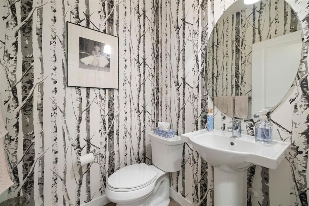 8 Emberside Glen, Cochrane, AB - Indoor Photo Showing Bathroom