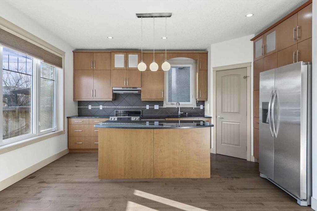 433 19 Avenue Ne, Calgary, AB - Indoor Photo Showing Kitchen