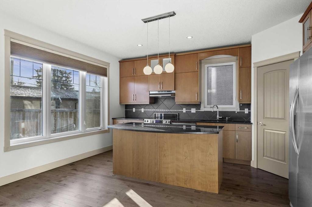433 19 Avenue Ne, Calgary, AB - Indoor Photo Showing Kitchen