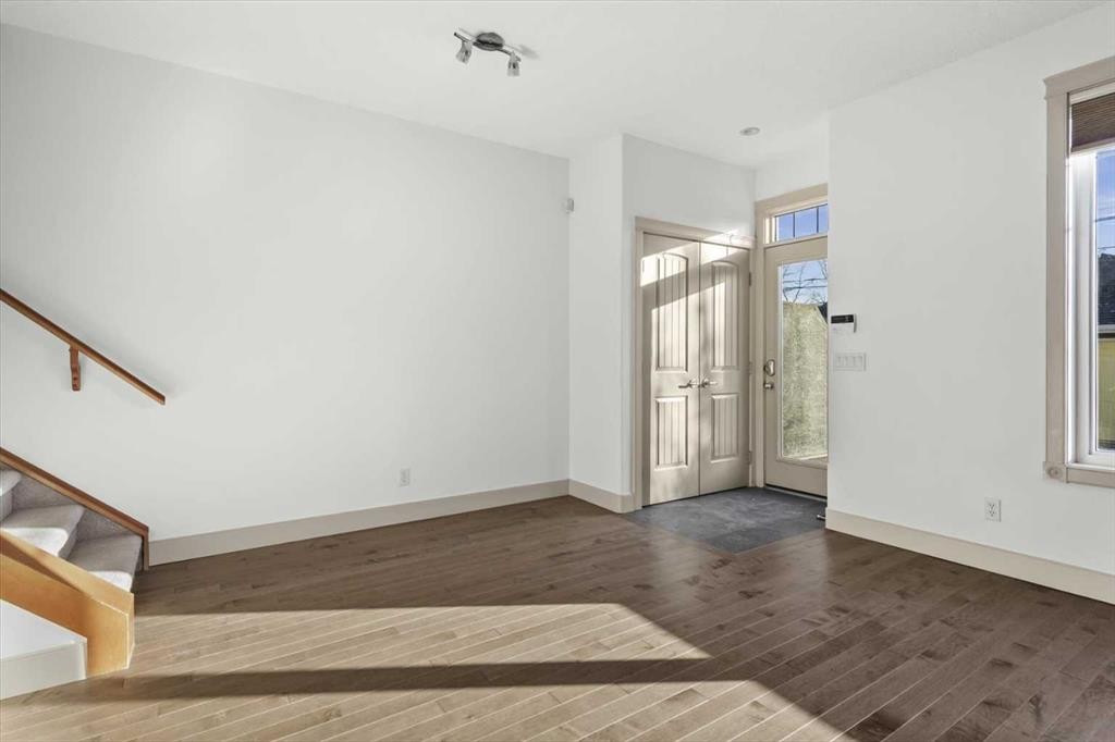 433 19 Avenue Ne, Calgary, AB - Indoor Photo Showing Other Room