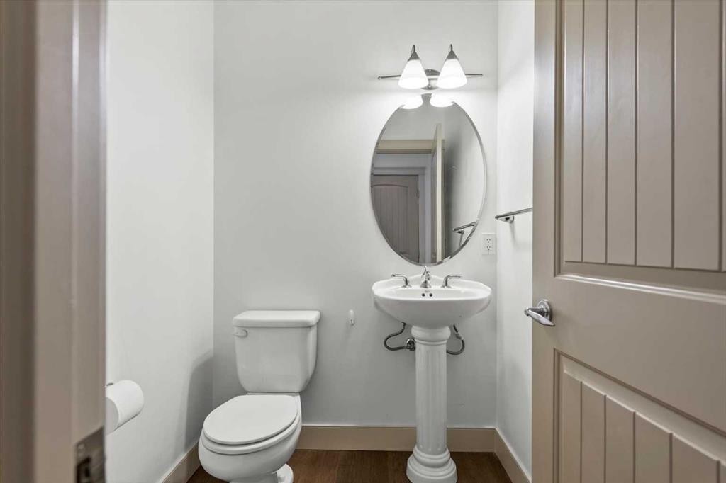 433 19 Avenue Ne, Calgary, AB - Indoor Photo Showing Bathroom