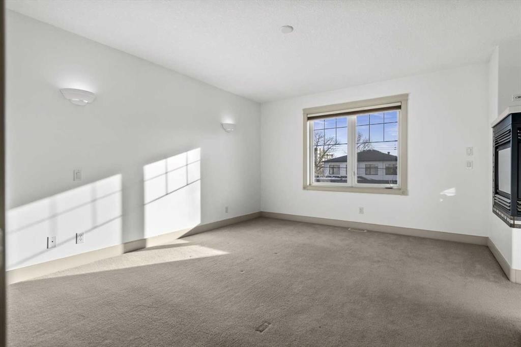 433 19 Avenue Ne, Calgary, AB - Indoor Photo Showing Other Room