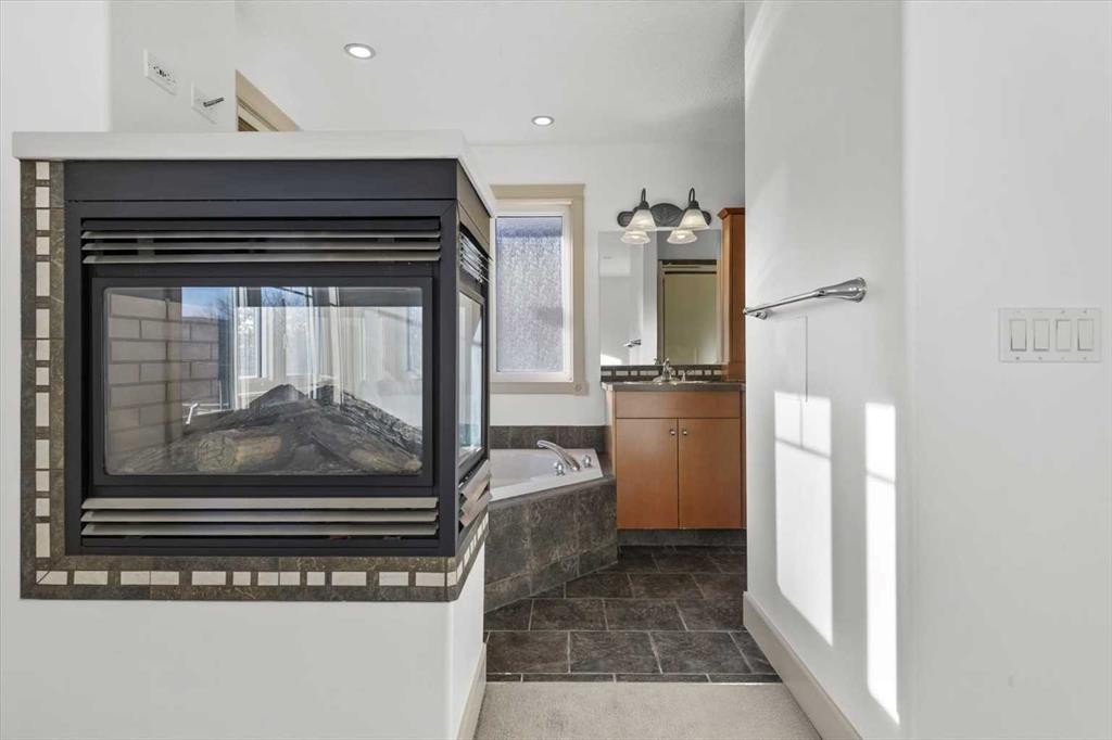 433 19 Avenue Ne, Calgary, AB - Indoor With Fireplace