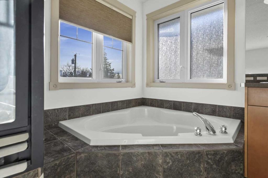 433 19 Avenue Ne, Calgary, AB - Indoor Photo Showing Bathroom