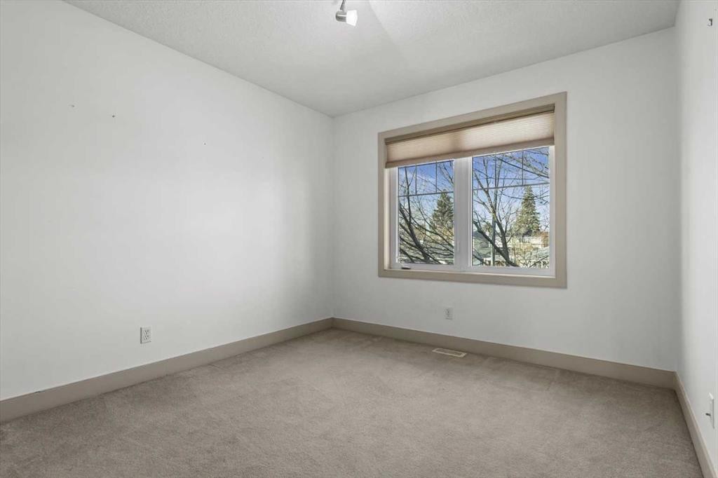 433 19 Avenue Ne, Calgary, AB - Indoor Photo Showing Other Room