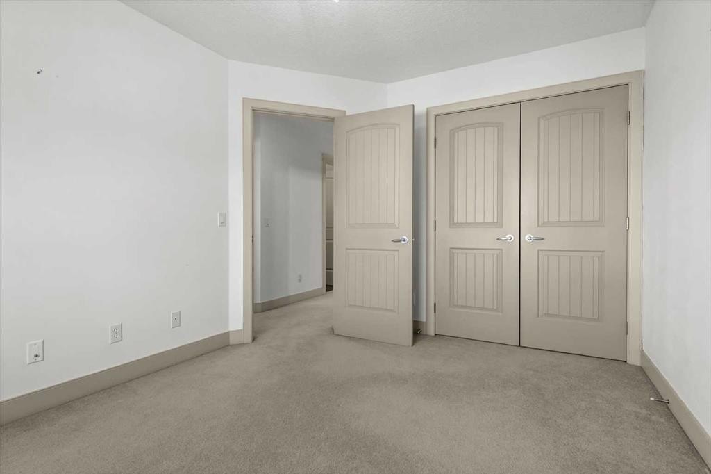 433 19 Avenue Ne, Calgary, AB - Indoor Photo Showing Other Room