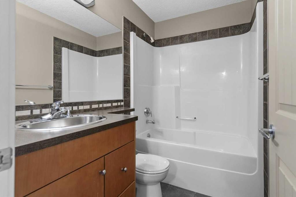 433 19 Avenue Ne, Calgary, AB - Indoor Photo Showing Bathroom