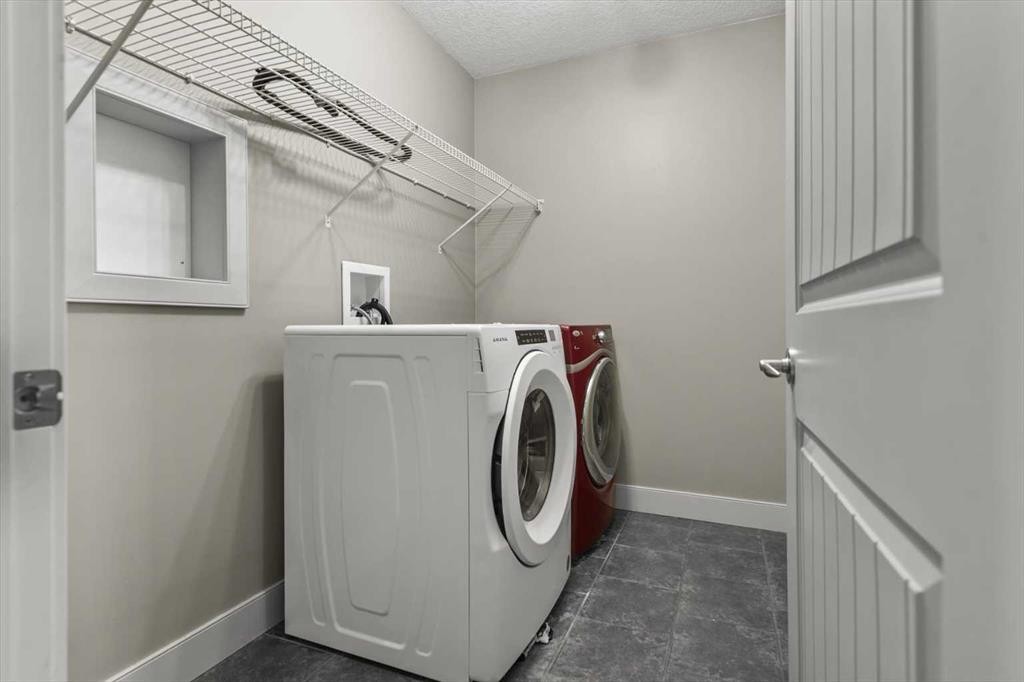 433 19 Avenue Ne, Calgary, AB - Indoor Photo Showing Laundry Room