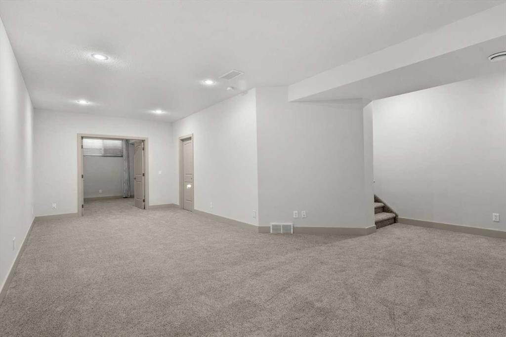 433 19 Avenue Ne, Calgary, AB - Indoor Photo Showing Other Room