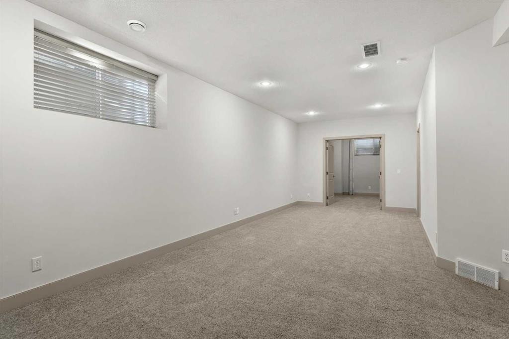 433 19 Avenue Ne, Calgary, AB - Indoor Photo Showing Other Room