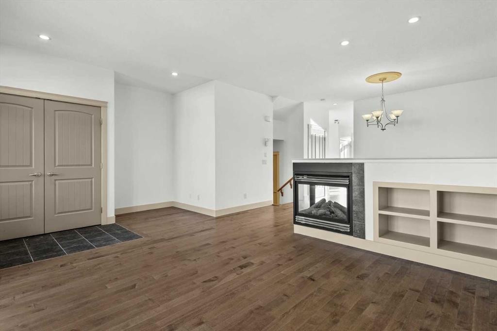 433 19 Avenue Ne, Calgary, AB - Indoor With Fireplace