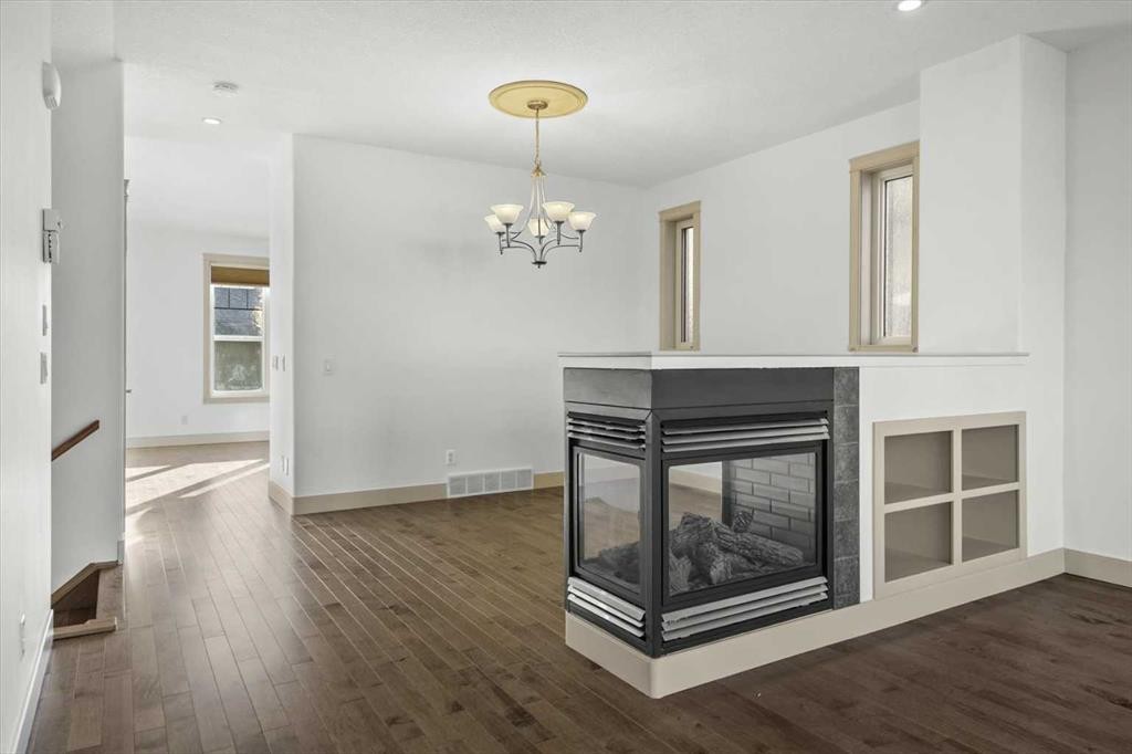433 19 Avenue Ne, Calgary, AB - Indoor With Fireplace