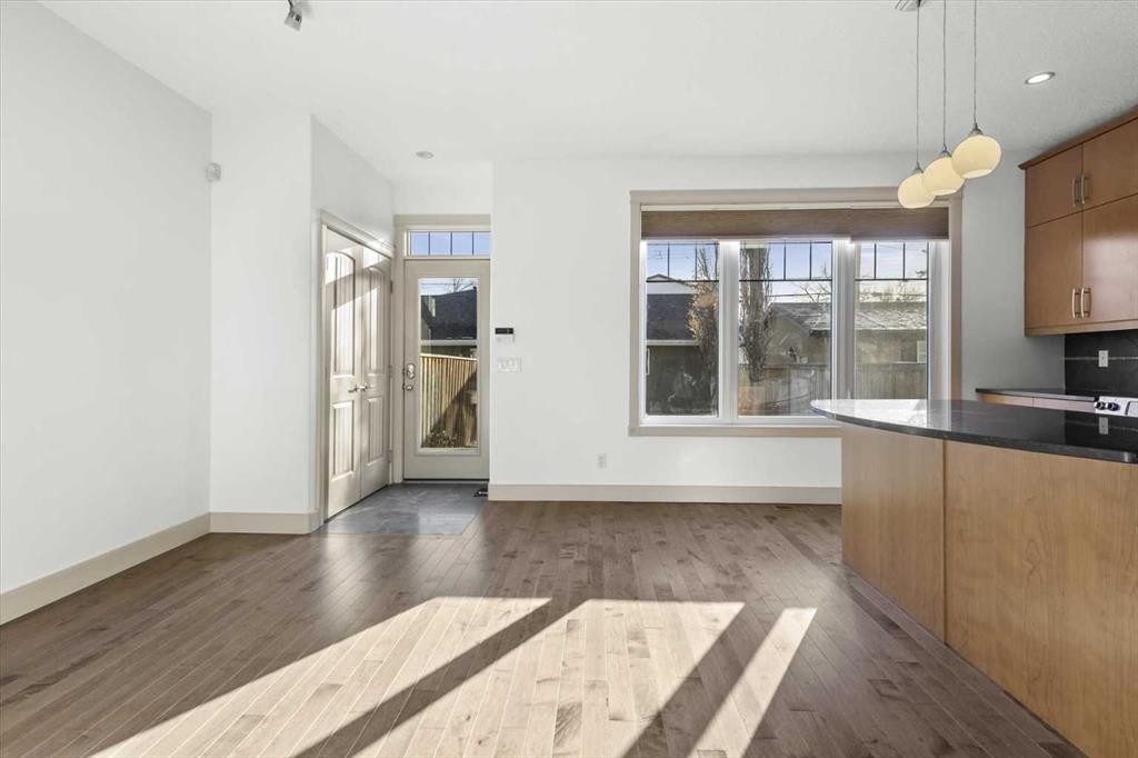 433 19 Avenue Ne, Calgary, AB - Indoor Photo Showing Kitchen