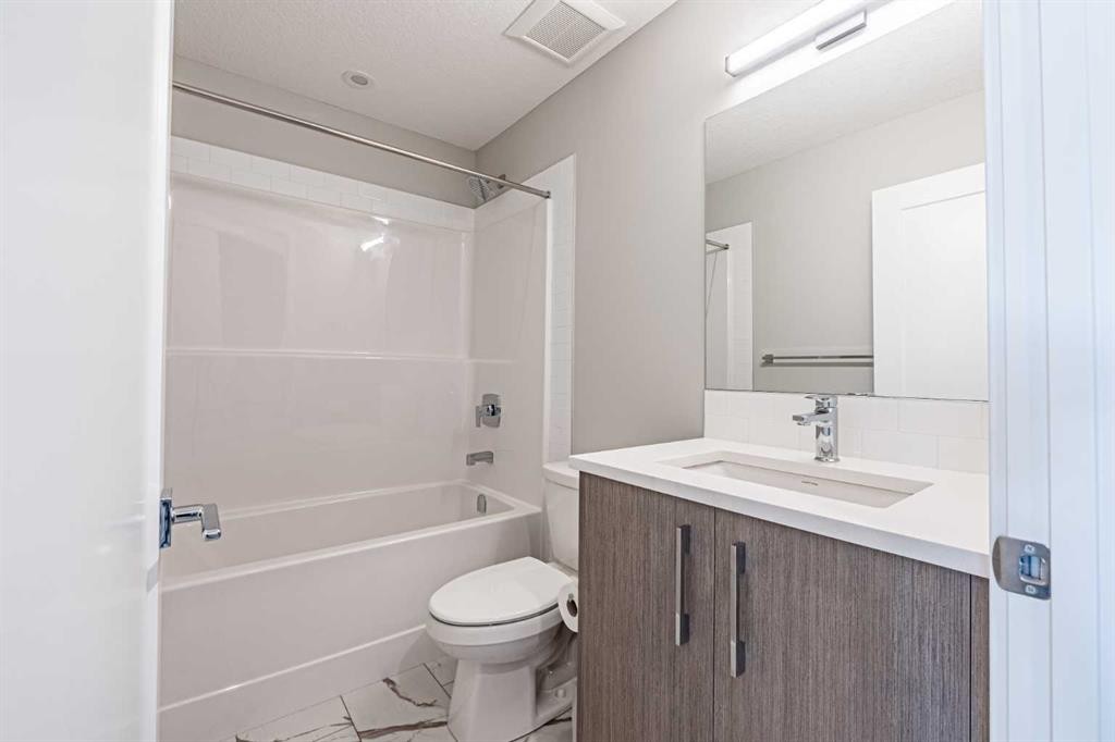 129 Dawson Wharf View, Chestermere, AB - Indoor Photo Showing Bathroom