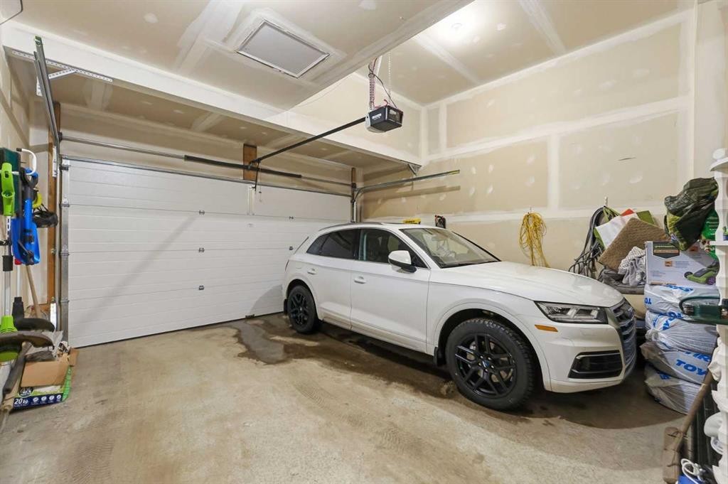 102 Setonstone Manor Se, Calgary, AB - Indoor Photo Showing Garage