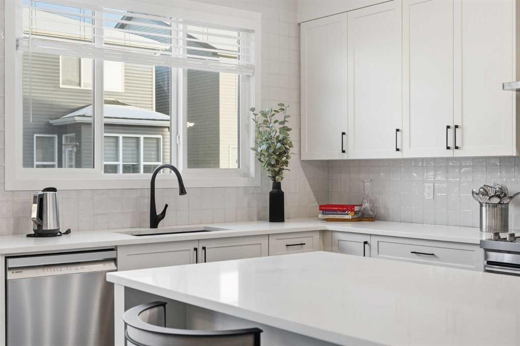 102 Setonstone Manor Se, Calgary, AB - Indoor Photo Showing Kitchen With Upgraded Kitchen