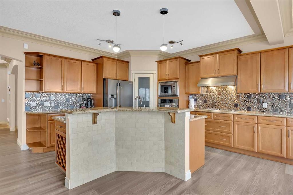 100 Cougarstone Manor Sw, Calgary, AB - Indoor Photo Showing Kitchen With Upgraded Kitchen