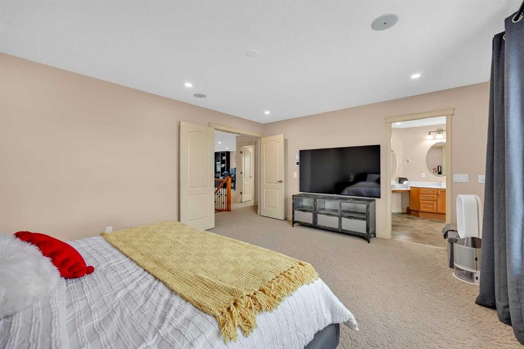 100 Cougarstone Manor Sw, Calgary, AB - Indoor Photo Showing Bedroom