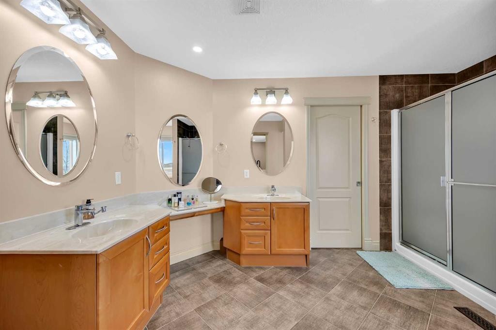 100 Cougarstone Manor Sw, Calgary, AB - Indoor Photo Showing Bathroom