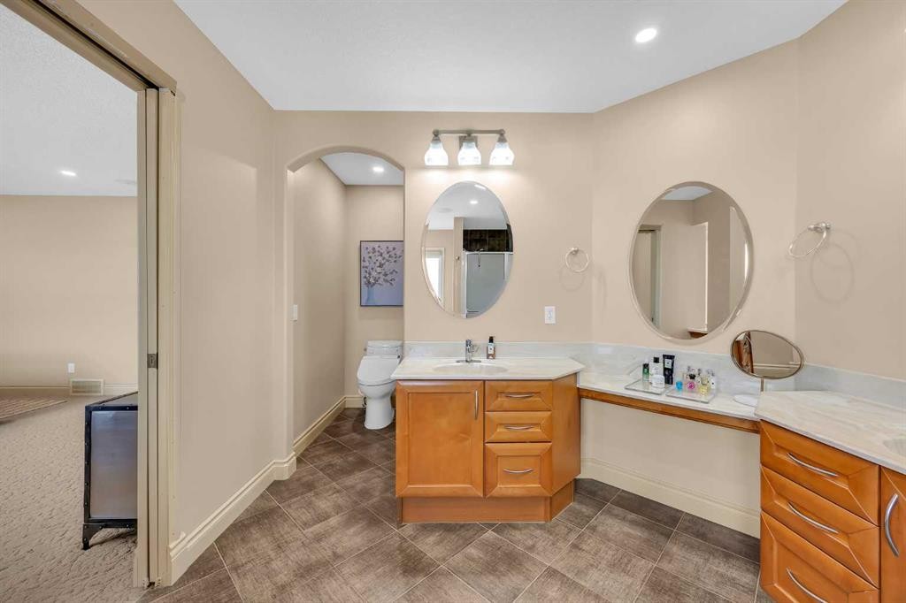 100 Cougarstone Manor Sw, Calgary, AB - Indoor Photo Showing Bathroom
