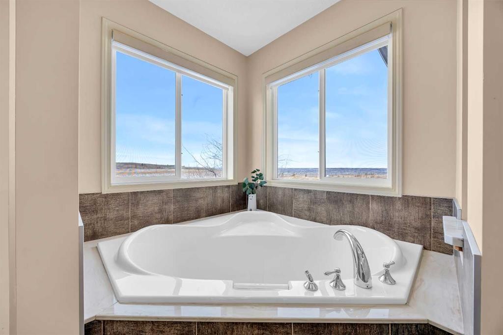 100 Cougarstone Manor Sw, Calgary, AB - Indoor Photo Showing Bathroom