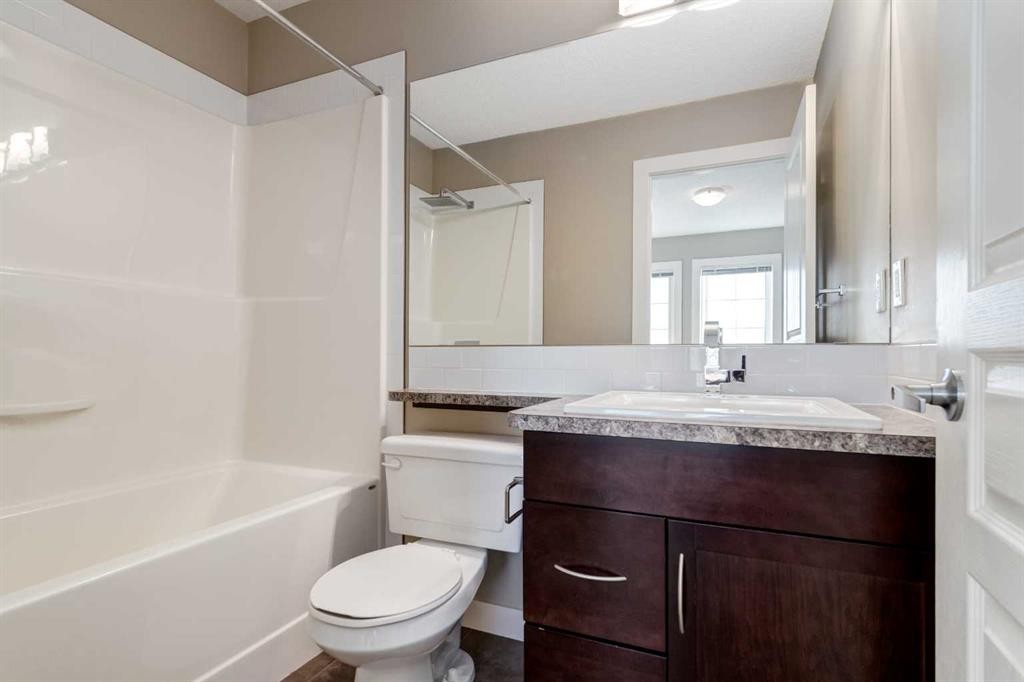 705 Evanston Square Nw, Calgary, AB - Indoor Photo Showing Bathroom