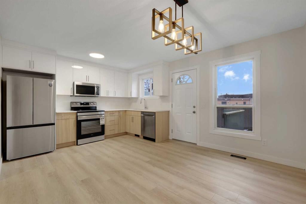 13 Penworth Close Se, Calgary, AB - Indoor Photo Showing Kitchen