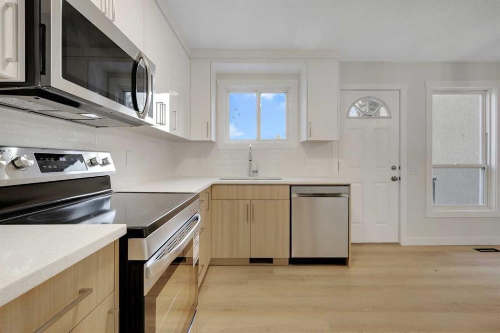 13 Penworth Close Se, Calgary, AB - Indoor Photo Showing Kitchen