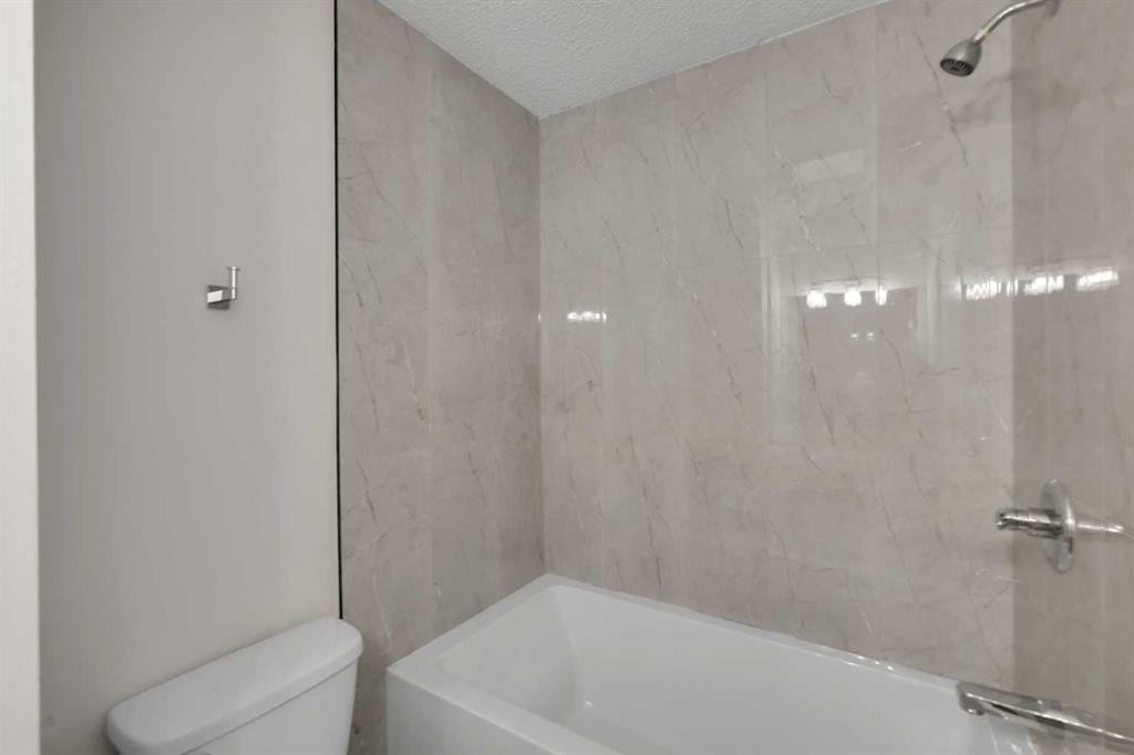 13 Penworth Close Se, Calgary, AB - Indoor Photo Showing Bathroom