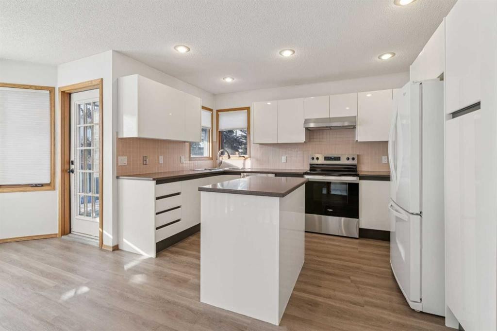 124 Edgebrook Road Nw, Calgary, AB - Indoor Photo Showing Kitchen