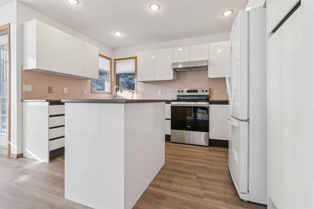 124 Edgebrook Road Nw, Calgary, AB - Indoor Photo Showing Kitchen With Upgraded Kitchen